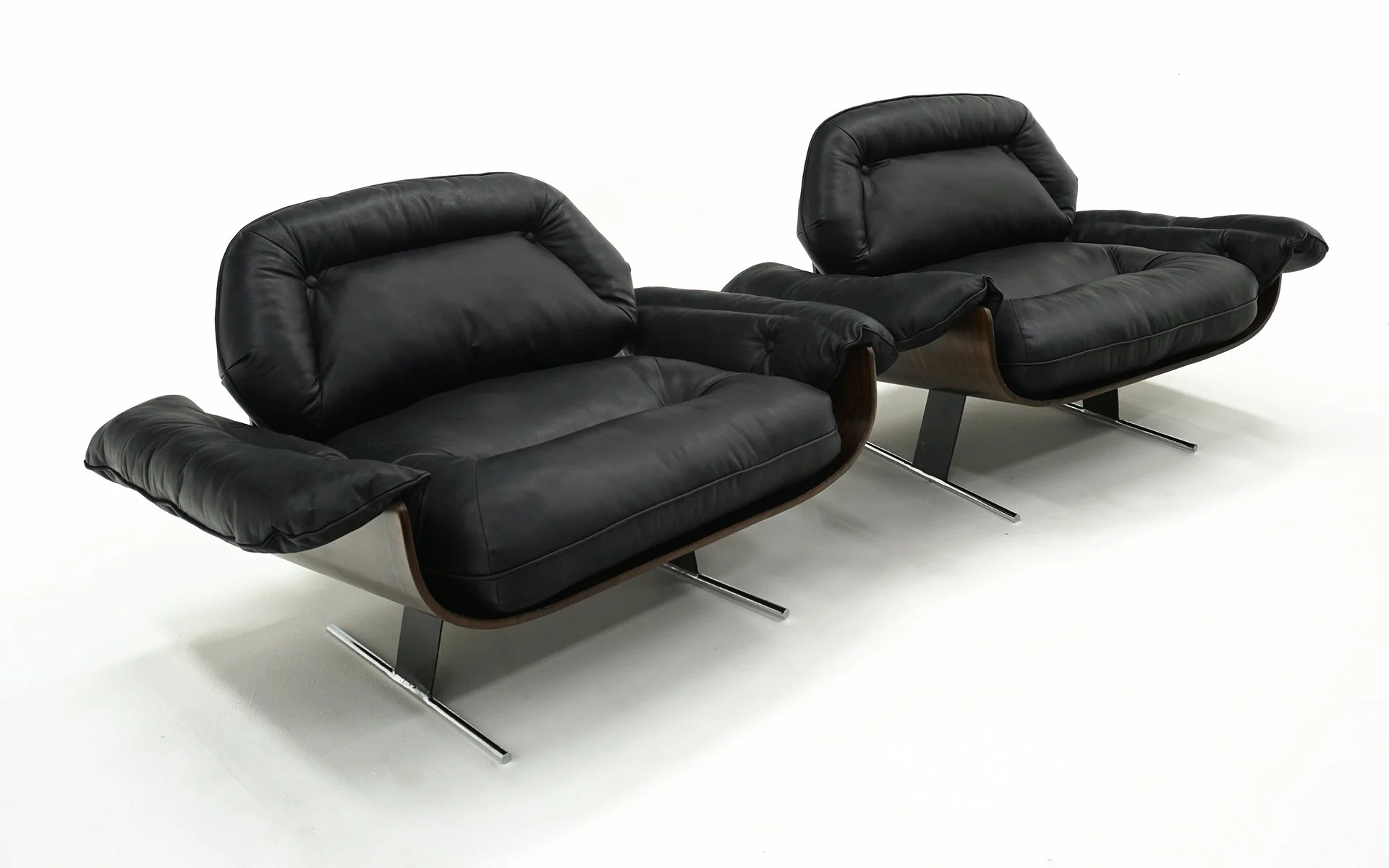 Pair Jorge Zalszupin lounge Chairs in Black Leather and Brazilian